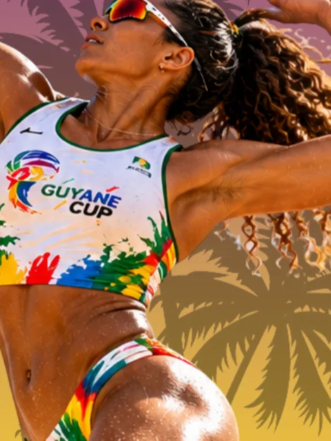 Joueuse de beach-volley en tenue Guyane CUP, prête à frapper le ballon
