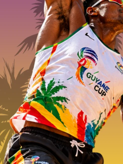 Joueur de beach-volley en maillot Guyane CUP, bras tendu vers le ballon